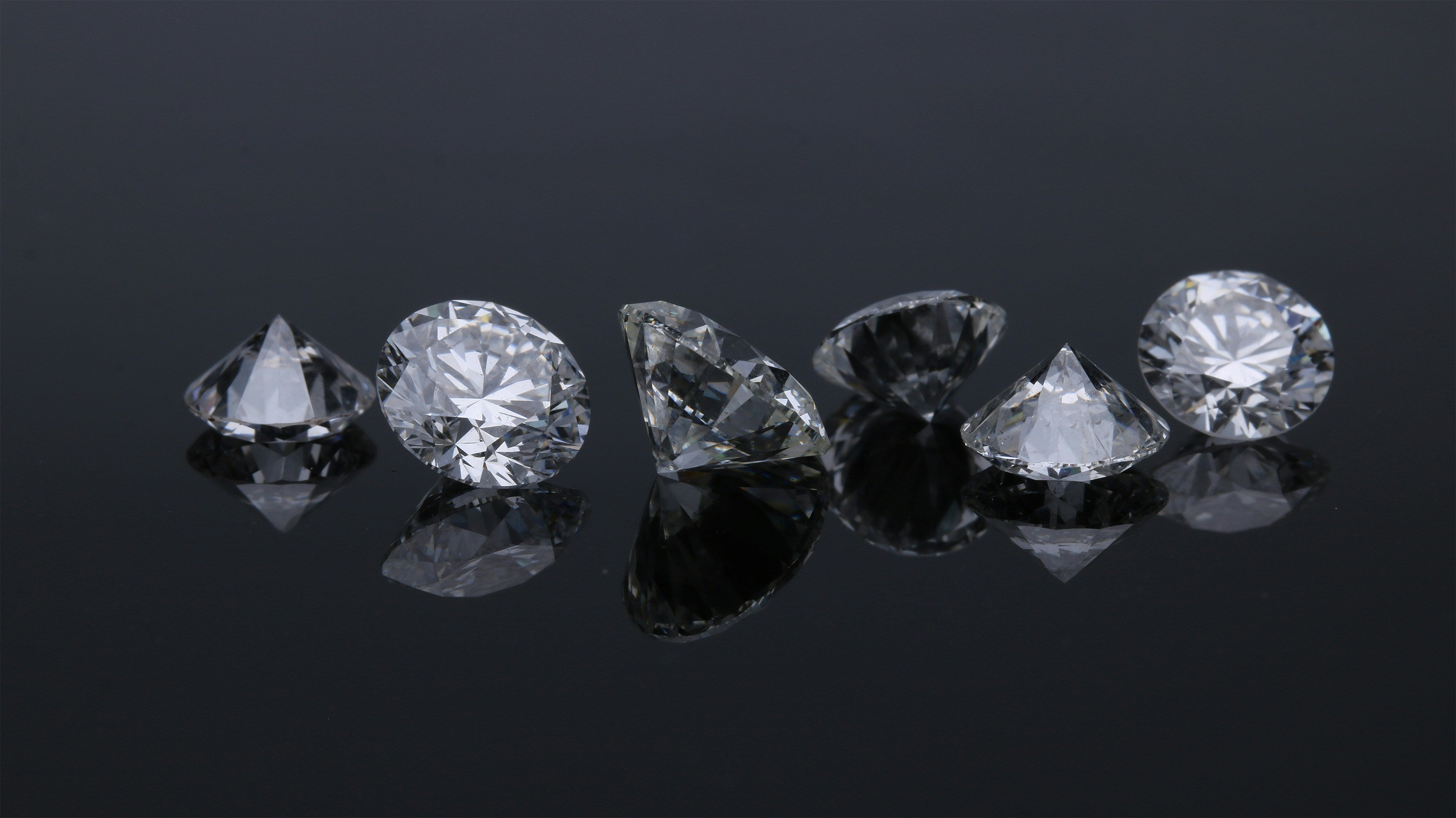 Unveiling the Sparkling Showdown: Lab-Grown vs. Natural Diamonds