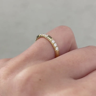 0-50ct-lab-grown-scattered-french-pave-2-60mm-round-diamond-yellow-gold-wedding-band - 360° Video